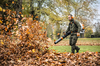 Professioneller Gärtner verwendet STIHL Laubbläser im Park
