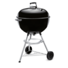 Schwarzer Bar-B-Kettle Grill mit porzellanemailliertem Deckel und Kessel auf grünem Hintergrund