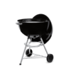 Schwarzer Bar-B-Kettle Grill mit offenem Deckel auf grünem Hintergrund