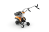 STIHL MH 445 Motorhacke auf weißem Hintergrund mit ergonomischem Lenker und speziellen Hackmessern