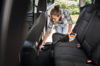 Frau benutzt STIHL SEA 20 Akku-Handstaubsauger im Auto