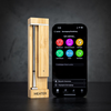 Smartes MEATER Pro Thermometer neben Smartphone mit Fleischsorten-App auf dunklem Hintergrund