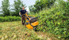 Mann bedient orangefarbenen AS 901 SM Schlegelmulcher auf Wiese
