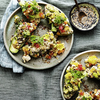 Gegrillte Avocado mit Tomaten und Körnern auf rustikalen Tellern