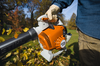 Person verwendet Stihl BG 86 Laubbläser im Herbstgarten