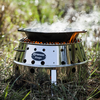 Gusseiserne Petromax Feuerpfanne auf einem Atago Outdoor-Kocher in der Natur