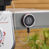 Digitales Thermometer an Weber Gasgrill zeigt 57 Grad Celsius