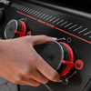Hand bedient roten Boost-Brennerknopf am Weber Spirit E-425C STEALTH Gasgrill