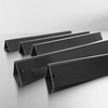 Set von fünf schwarzen porzellanemaillierten Weber Flavorizer Bars auf glänzender Oberfläche