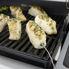 Fischfilets mit Temperaturfühler auf einem modernen Gasgrill