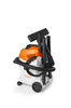 Stihl SE 33 Nass- und Trockensauger mit Zubehör auf einfarbigem Hintergrund