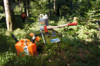 Professionelle Forstarbeit mit STIHL Werkzeugen und Kombikanistern im Wald