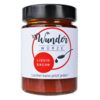 Glas mit Wunder Würze Liquid Bacon von Eatventure gefüllt mit rotbrauner Flüssigkeit