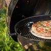 Weber Master-Touch Grill mit Pizza im Garten