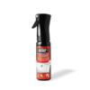 Weber Edelstahl-Reiniger Flasche mit ergonomischem Sprühkopf auf grünem Hintergrund