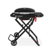 Weber Traveler Compact Gasgrill in zusammengeklapptem Zustand mit robustem Gestell und großen Rädern