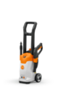 STIHL RE 80 Elektro-Hochdruckreiniger in Weiß und Orange mit integriertem Fahrwerk und aufgerolltem Schlauch