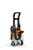 STIHL RE 80 Elektro-Hochdruckreiniger in Studioansicht mit integriertem Fahrwerk und Zubehör