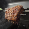 Knusprig gebratenes Fleisch auf Weber Drehspieß im Grill
