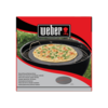 Weber glasierter Pizzastein auf Verpackung mit Pizza auf Grill