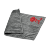 Graues Mikrofasertuch mit rotem Grill-Logo auf grünem Hintergrund