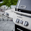 Nahaufnahme eines Weber Summit FS38 E Gasgrills mit Fokus auf Bedienelemente und Logo