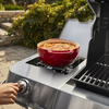 Weber Summit FS38 E Gasgrill mit rotem Topf auf Seitenbrenner in Außenumgebung