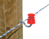Roter Polycarbonat Schlitzisolator an Holzpfosten mit blau-weißem Seil