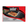 Weber glasierter Pizzastein im Grill mit frisch gebackener Pizza und frischen Tomaten daneben