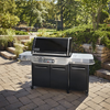 Weber Summit FS38X E Smart Grill in einem Garten