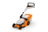 STIHL RMA 443 V Akku-Rasenmäher auf weißem Hintergrund