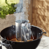 Weber Anzündkamin Rapidfire in Betrieb auf einem Grill mit aufsteigendem Rauch