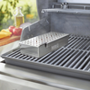 Weber Räucherbox aus Edelstahl auf einem Gasgrill mit Rauch
