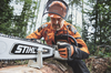 Mann in Forstschutzausrüstung schärft STIHL Motorsäge im Wald