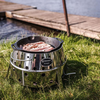 Petromax Grill-Feuerpfanne auf Atago Outdoor-Grill mit Speck am Seeufer