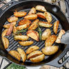 Petromax Grill-Feuerpfanne gp35h mit gebratenen Kartoffeln und Rosmarin auf einem Grill