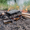 Petromax Waffeleisen über Lagerfeuer am Flussufer