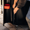 Person installiert Sear Grate in einen Weber Grill im Freien