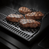 Drei gegrillte Steaks auf Weber CRAFTED Sear Grate im Grill