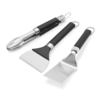 Weber Griddle Grillwerkzeug-Set mit Grillwender, Grillzange und Grillschaber auf grünem Hintergrund