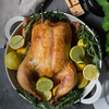 Gebratenes Huhn mit MEATER Plus Thermometer und frischen Kräutern in einer weißen Auflaufform
