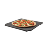 Frische Pizza auf WEBER CRAFTED glasiertem Grillstein