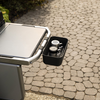 Weber Works Saucen- und Gewürzhalter an Weber SLATE Plancha auf gepflastertem Weg