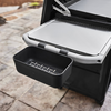 Weber Works Saucen- und Gewürzhalter montiert an Grilltisch neben Plancha