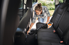 Frau benutzt Stihl Handstaubsauger im Auto
