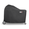 Schwarze Weber Premium Abdeckhaube über einem Summit Charcoal Grill-Center