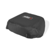 Schwarze Weber Prem. Abdeckhaube Slate 43cm auf grünem Hintergrund mit rotem Logo