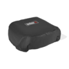 Schwarze Weber Prem. Abdeckhaube Slate 43cm auf grünem Hintergrund mit weißem Logo