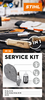 Werbung für STIHL Service Kit 26 mit Werkzeugen und Ersatzteilen auf Werkbank