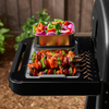 Weber WORKS Edelstahl Aufbewahrungsboxen auf Grill mit Gemüse und Fleischspießen